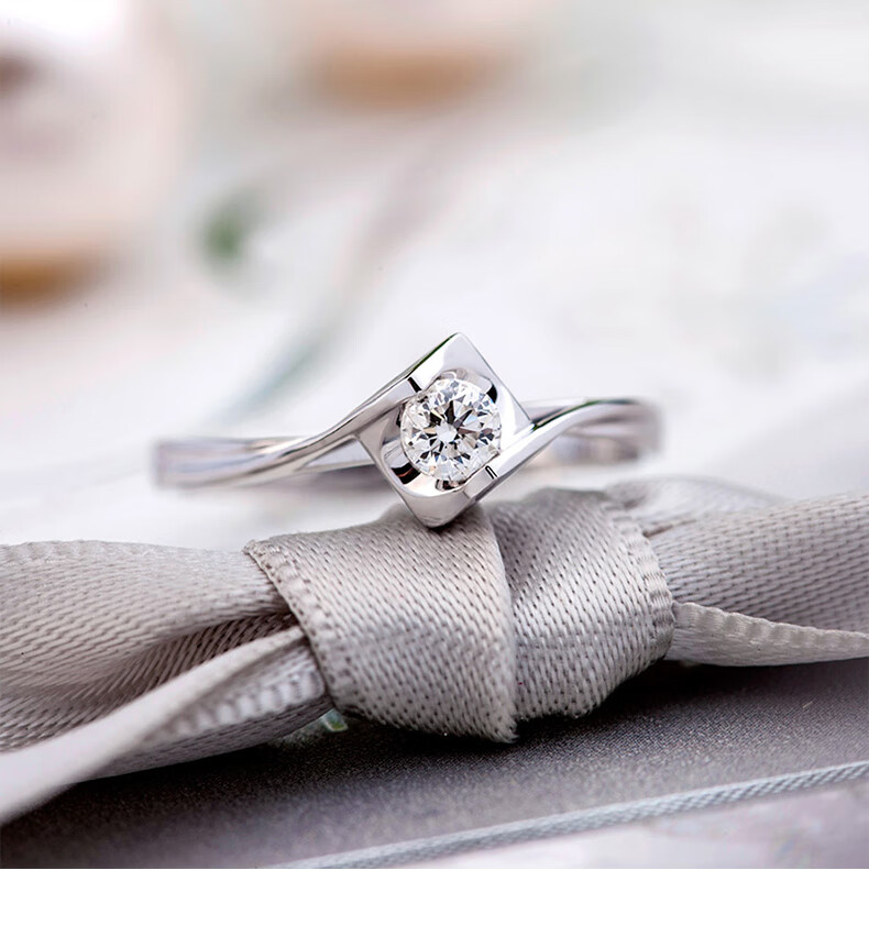 周百福钻戒白18k金钻石戒指求婚结婚戒指女戒天使之吻超值推荐20分h色