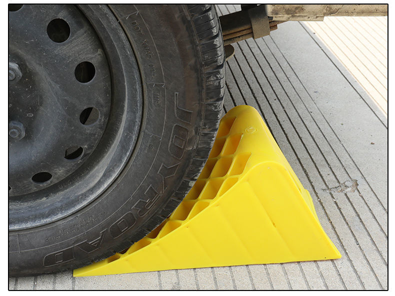橡胶止退器汽车防滑停车位挡车器轮胎定位器三角木斜坡止滑定位器塑料
