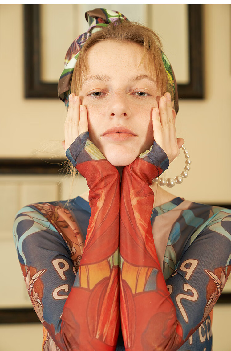 两三事穆夏系列 花色迷人 2021春季新款复古人物印花方形丝巾女款