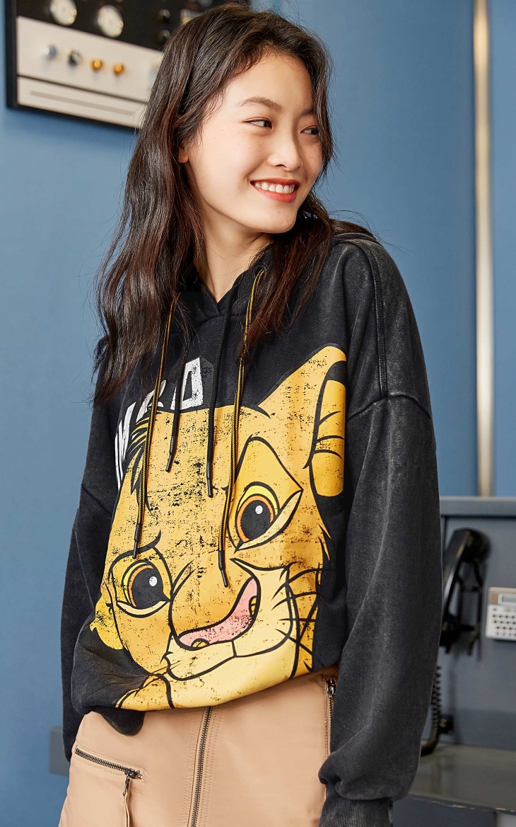 only冬季新款迪士尼狮子王合作款宽松复古卫衣女12119s077s01黑色