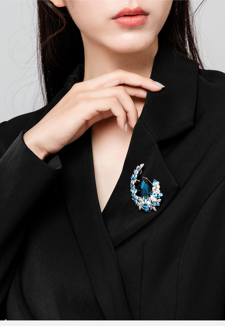 普鲁士蓝品牌: 四叶草绿 商品名称:四叶草绿施华洛世奇胸针高档奢华