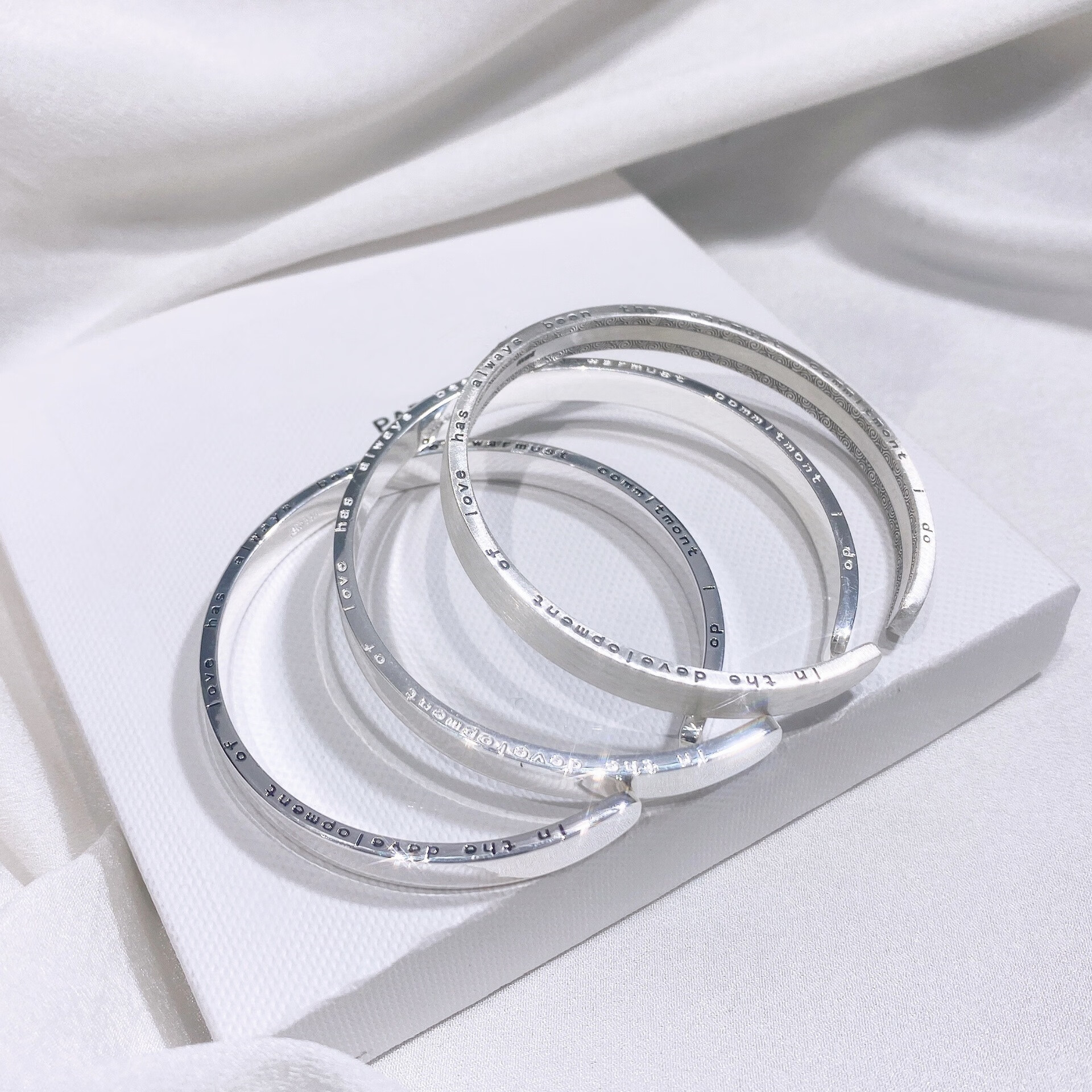 老凤凰福氏s999足银queen女王女神滴黑油磨砂做旧电银实心开口手镯