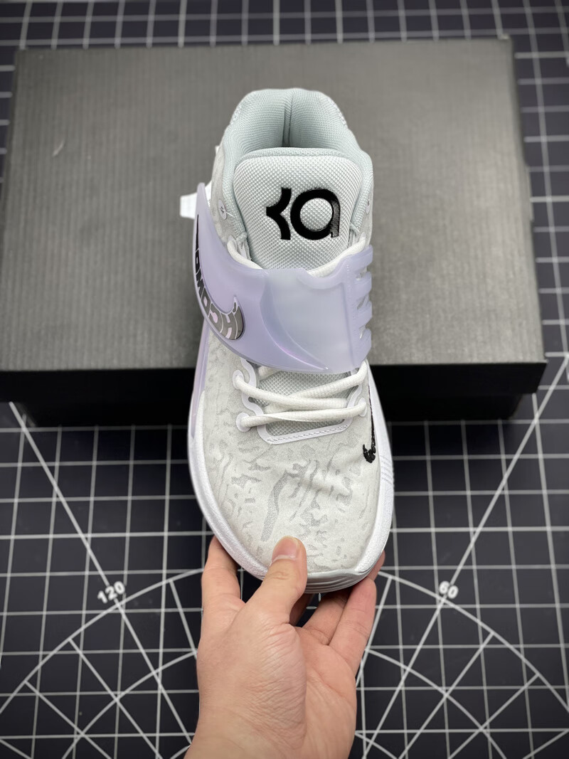 休闲闭合方式:系带鞋帮高度:低帮风格:百搭制鞋工艺:纯手工鞋底材质