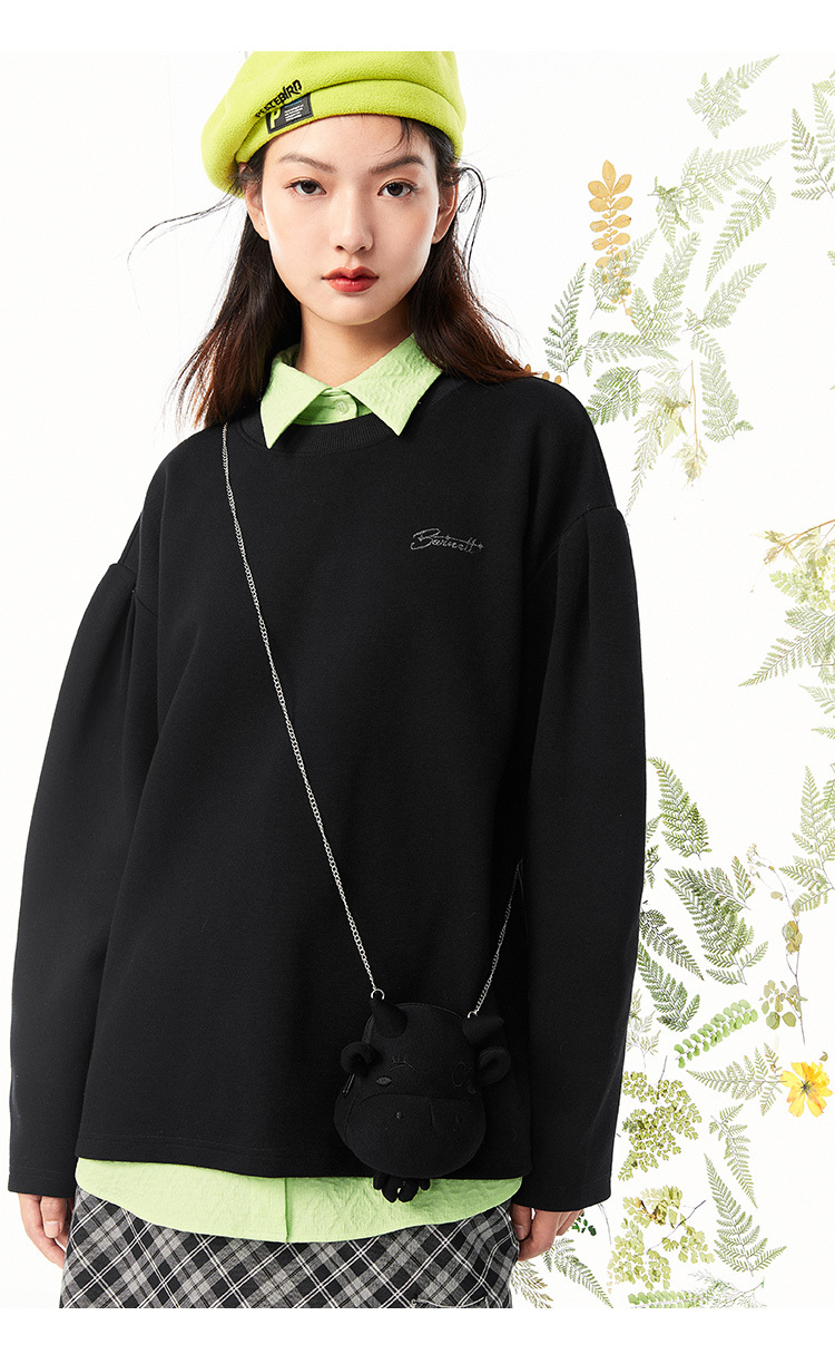 太平鸟圆领卫衣女带玩偶包2021春季新款泡泡袖宽松休闲长袖上衣女 米