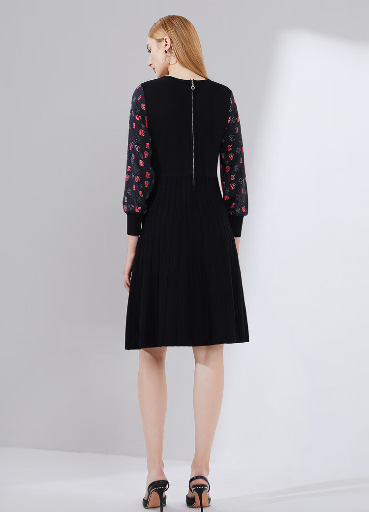 yiner音儿女装2020春季新款时尚字母桑蚕丝拼接百褶连衣裙黑色16540l