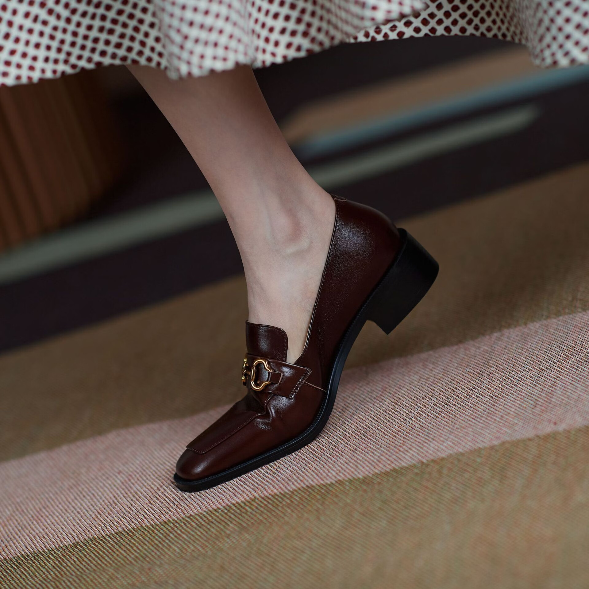 金属扣真皮乐福鞋女英伦风粗跟复古方头小皮鞋2021春季新款一脚蹬百搭