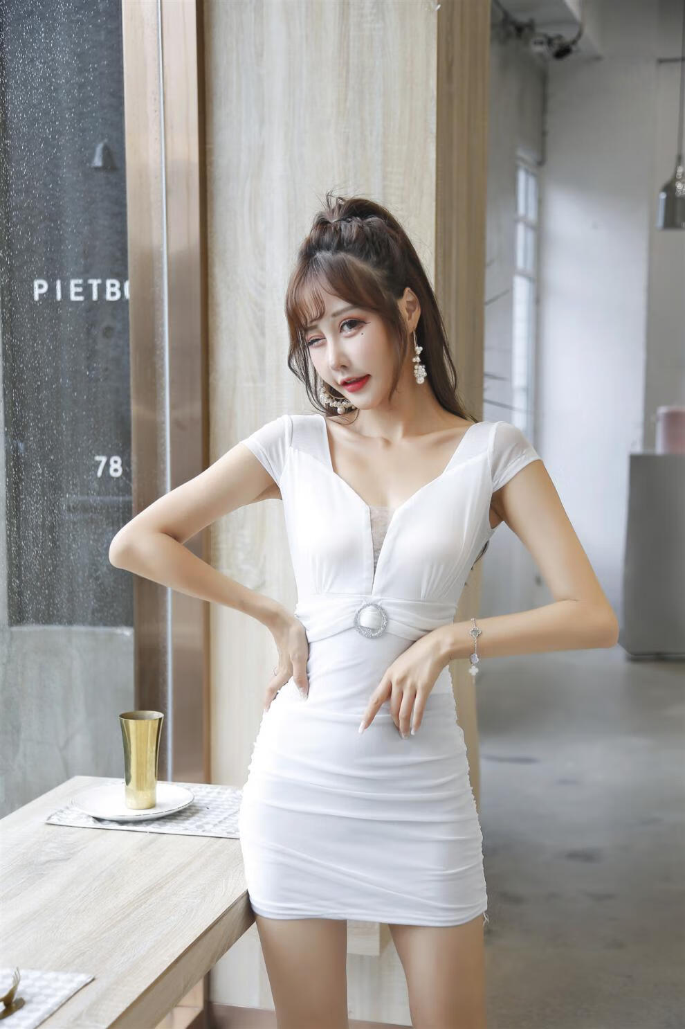 性感连衣裙春装夏天穿的莲依群低胸女装深v露肚包臀短裙名媛气质时尚