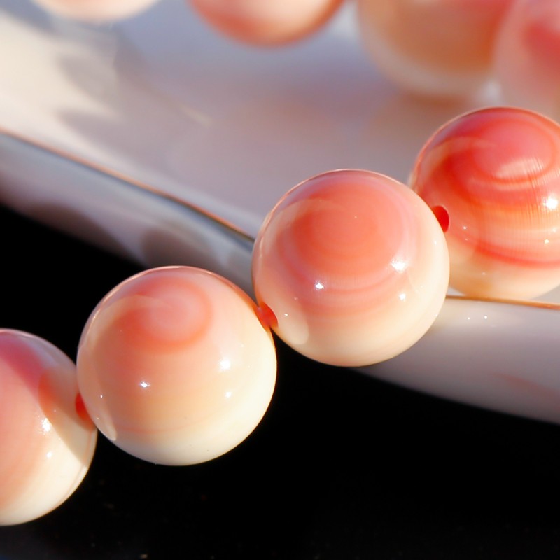 因为 见过 女皇贝 螺的人都知道 女皇贝壳本身就是粉色 并非占据壬眄