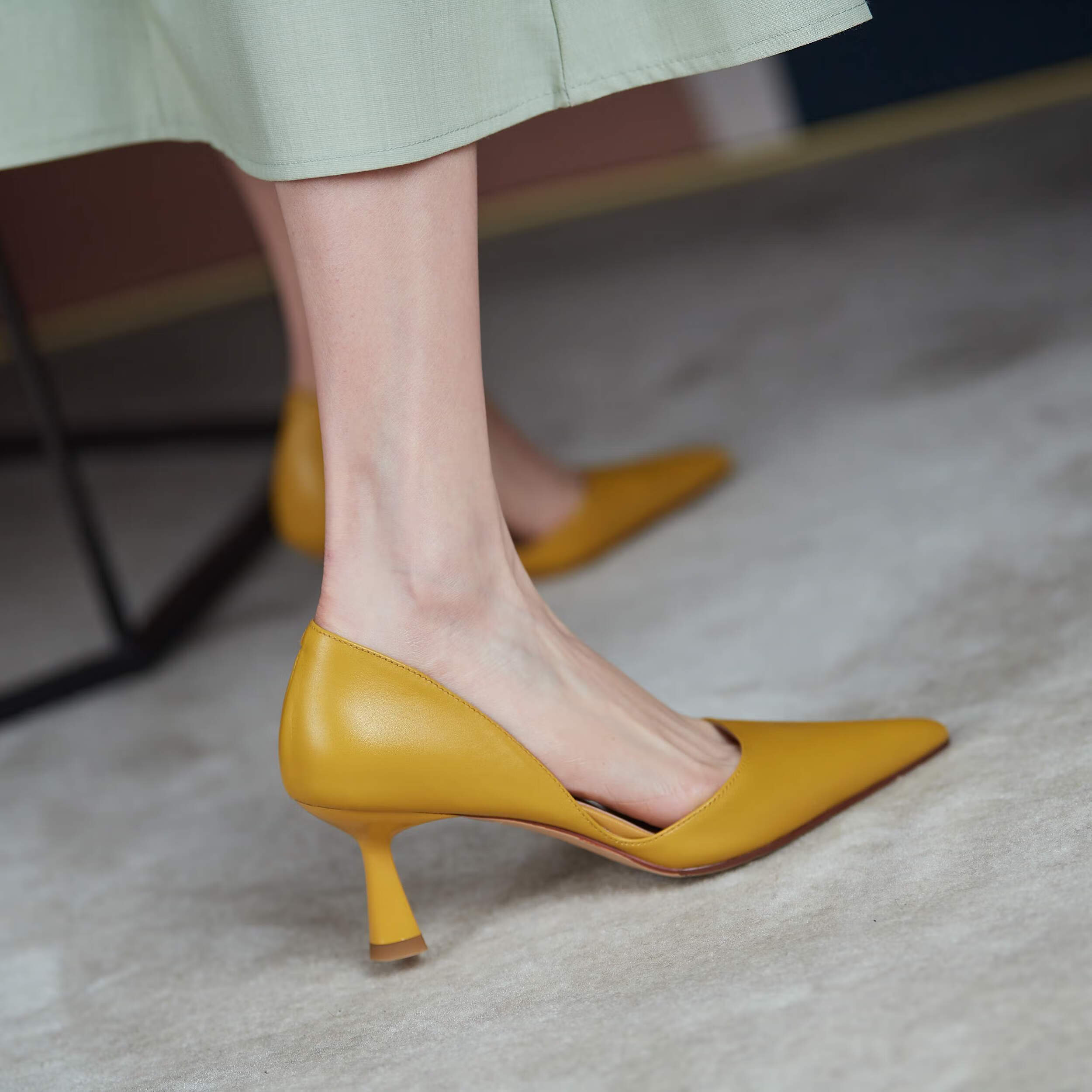 达芙妮2021年春夏季尖头细高跟百搭单鞋女性感跟鞋工作鞋黑 姜黄色皮