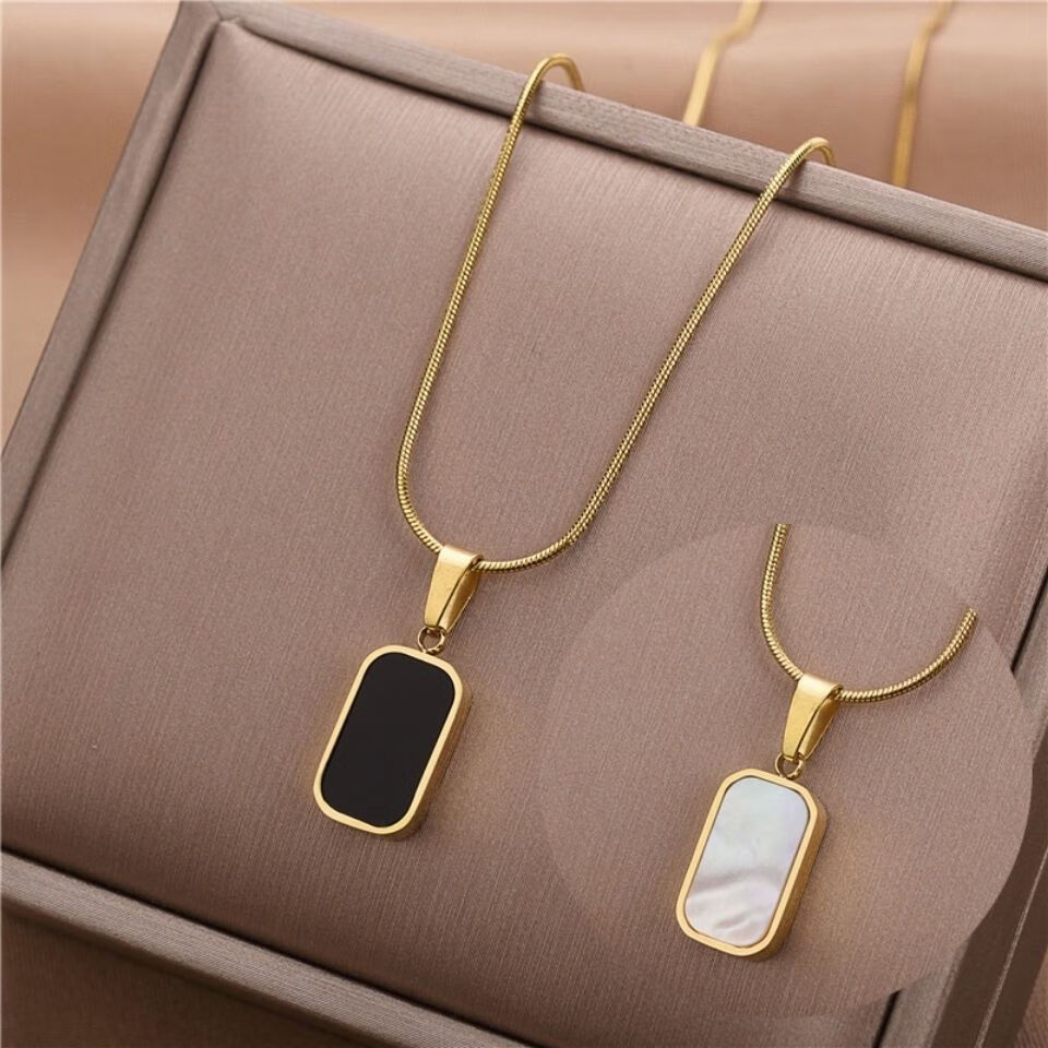 牌时尚气质钛钢项链女简约个性百搭锁骨链吊坠金色黑白双面方形贝母