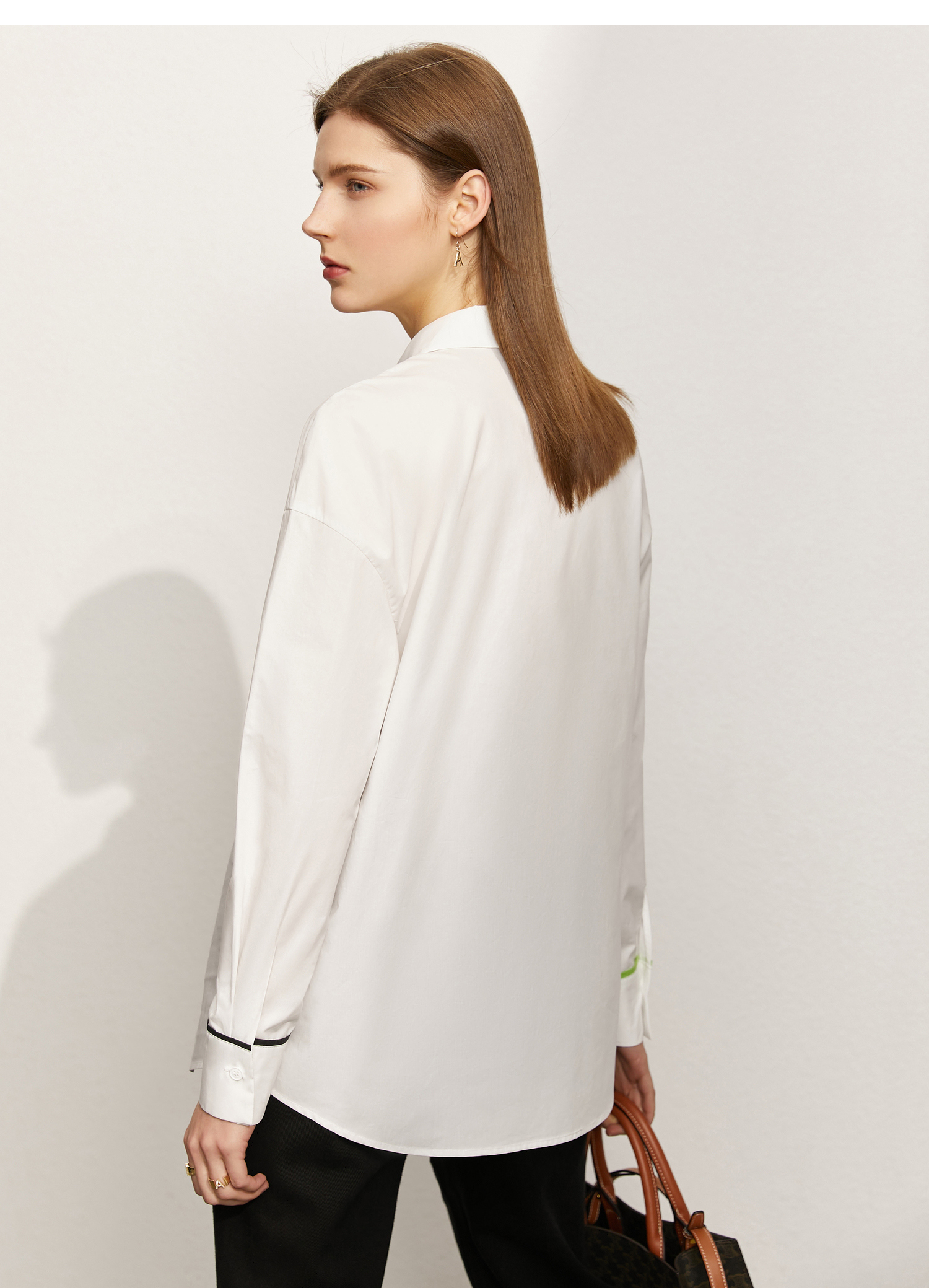 amii极简撞色包边全棉衬衫女2021夏新款宽松落肩长袖通勤中长上衣 米