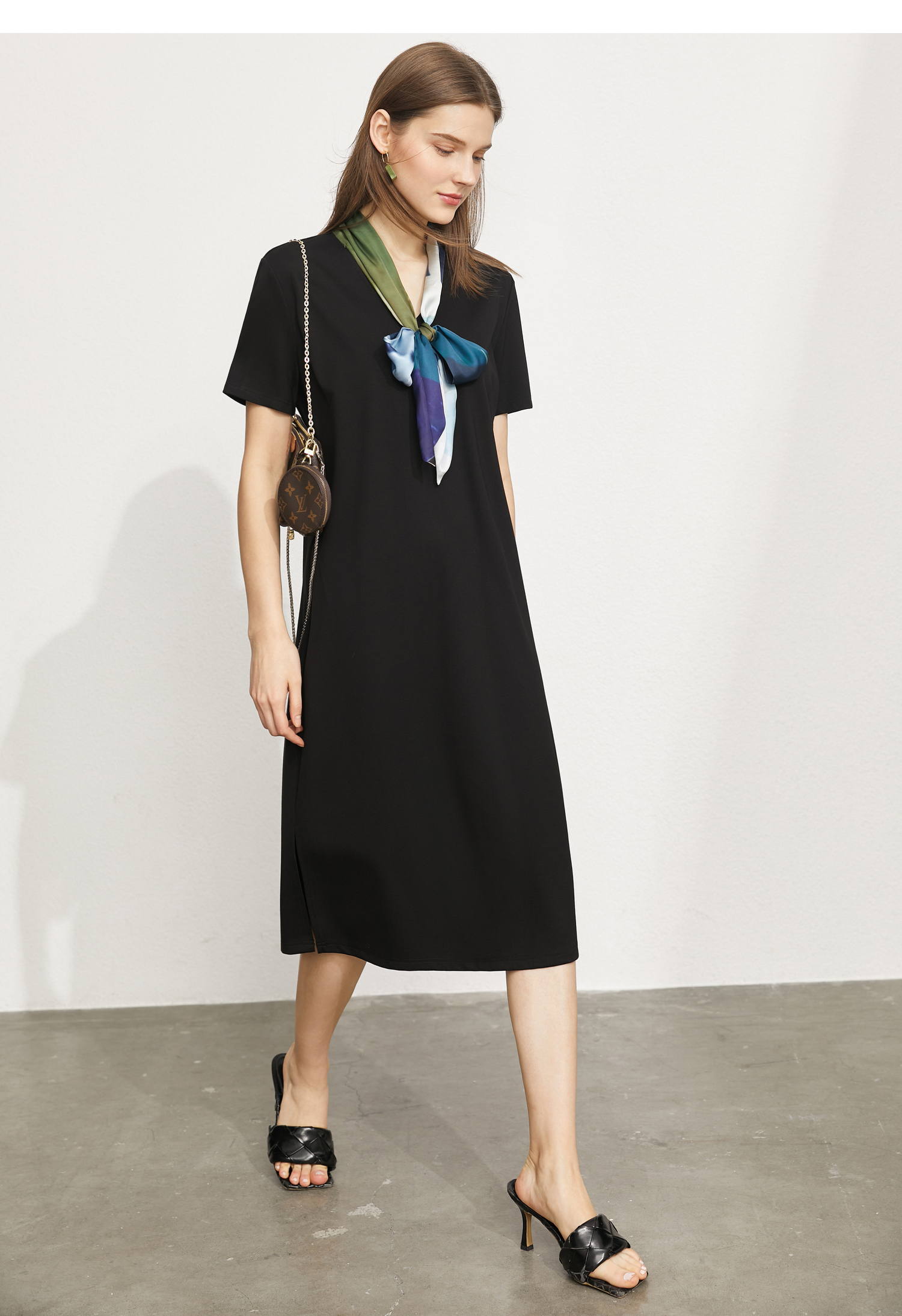 amii极简印花丝巾领带v领短袖连衣裙2021夏季新款宽松开叉中裙子 米白