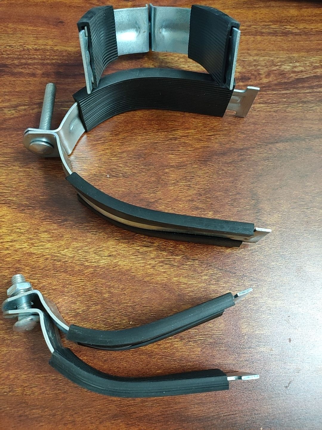 镀锌管卡扣100个厂家c型钢p型卡抗震支架镀锌p型管夹绝缘防震p型卡n15