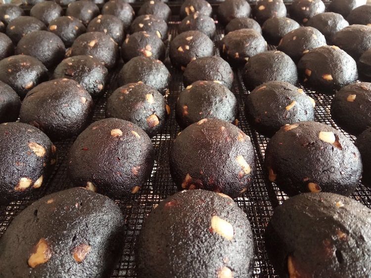 湖南隆回猪血丸子邵阳特产柴火猪血丸子农家自制烟熏圆子豆腐血粑