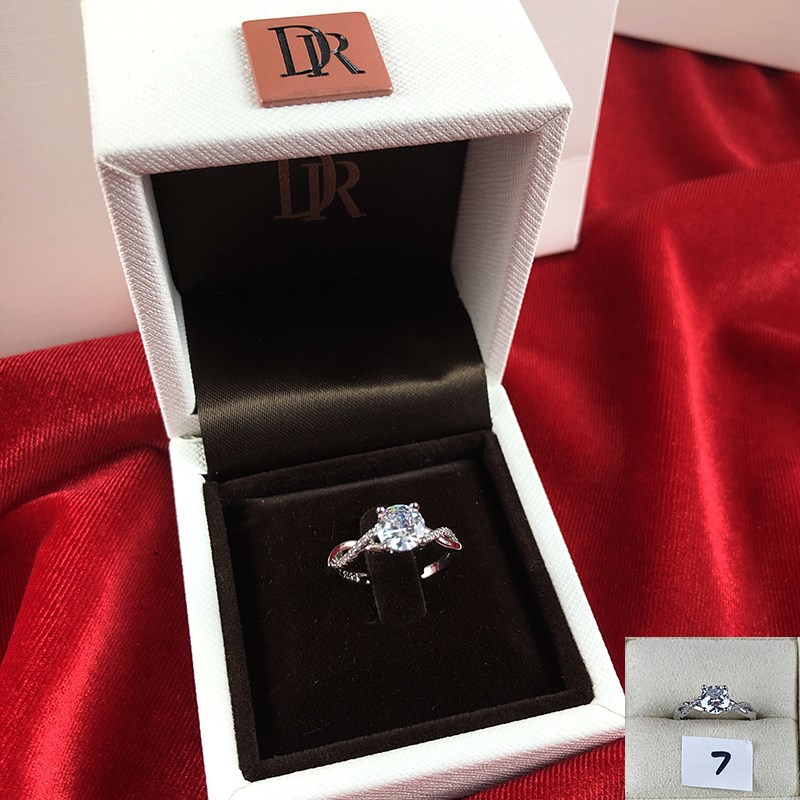 dr仿真钻戒仿莫桑石dr经典皇冠六爪求婚订婚钻石戒指女指环天使之吻带