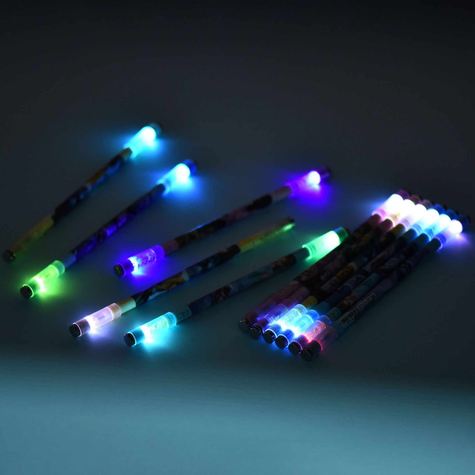 之刃海贼王火影忍者皮卡丘刺客伍六七动漫周边炫酷帅气个性发光转转笔