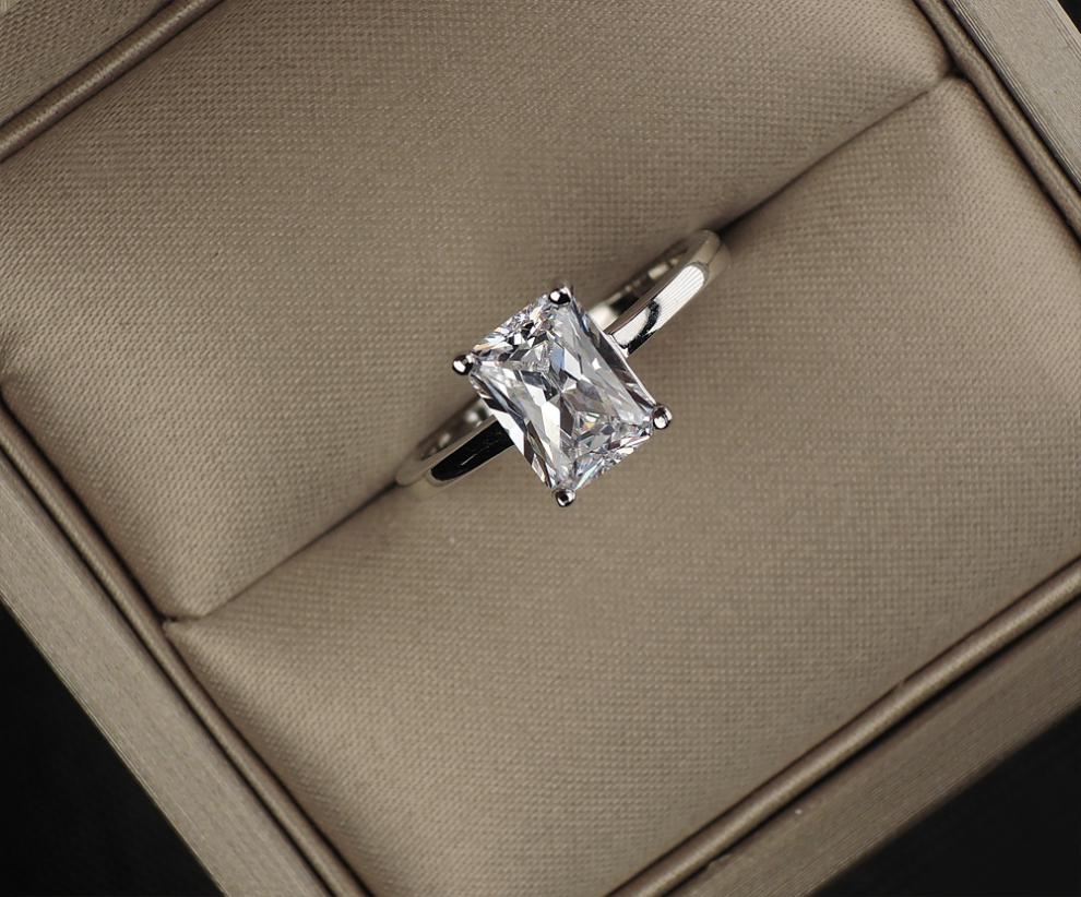 简约火彩仿真钻戒指女长方形高碳钻戒1克拉ins潮锆石假白金光托生日