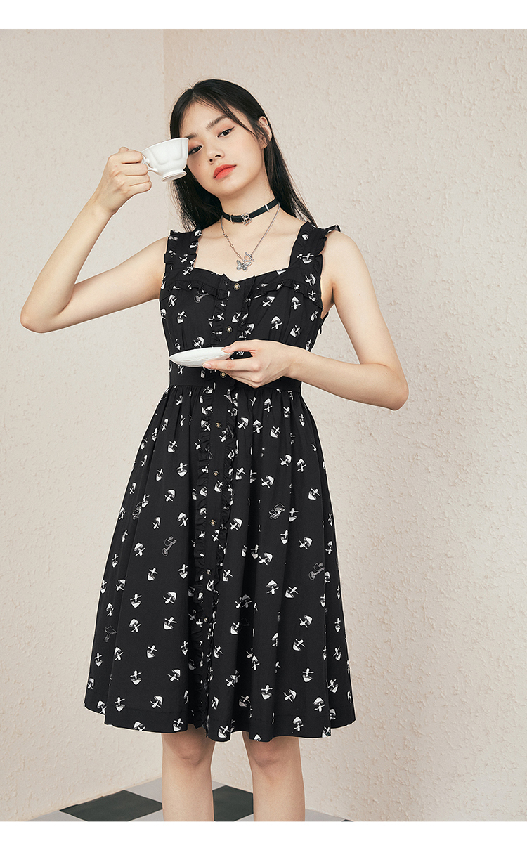 太平鸟方领碎花吊带裙女2020秋季新款收腰木耳边可盐可甜连衣裙 黑色