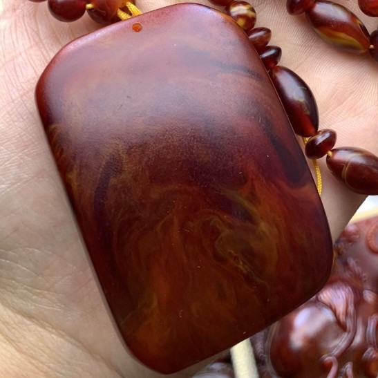 【捡漏 特价】龙涎香行走的香水平安无事牌吊坠配7m链挂坠灰琥珀民族