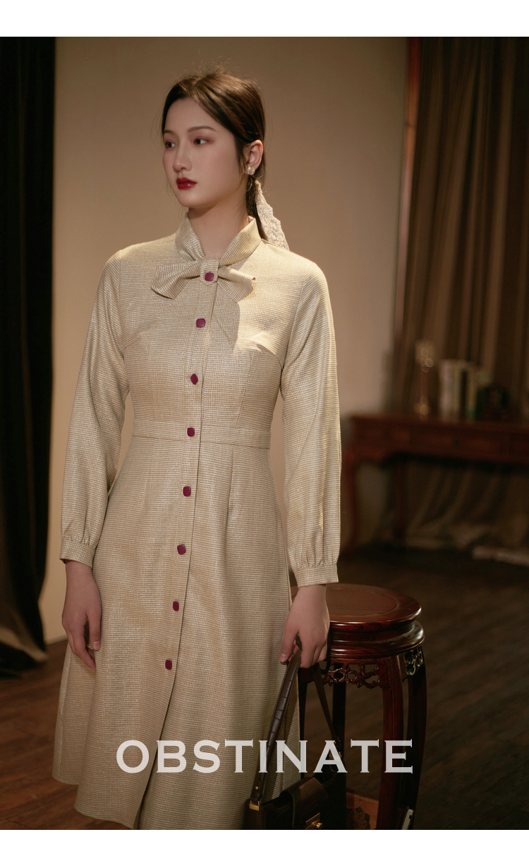 固执《曼曼》2021夏季新款复古学院千鸟格排扣围巾领中长连衣裙 卡其