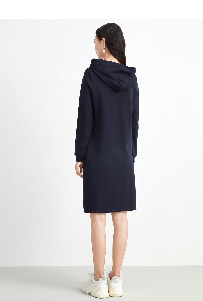 玖姿2021春季新款安娜蔻系列纯色棉感连帽休闲印花直身女连衣裙 丈青