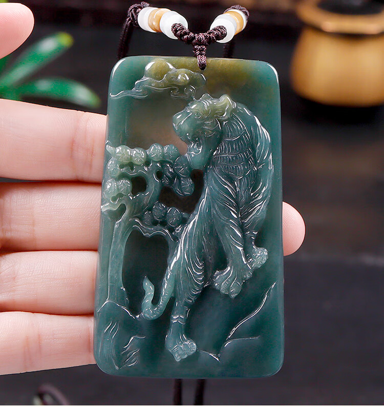王翠玉器虎啸山林翡翠玉老虎吊坠冰种蓝水黄翡生肖虎玉石挂件男女大师