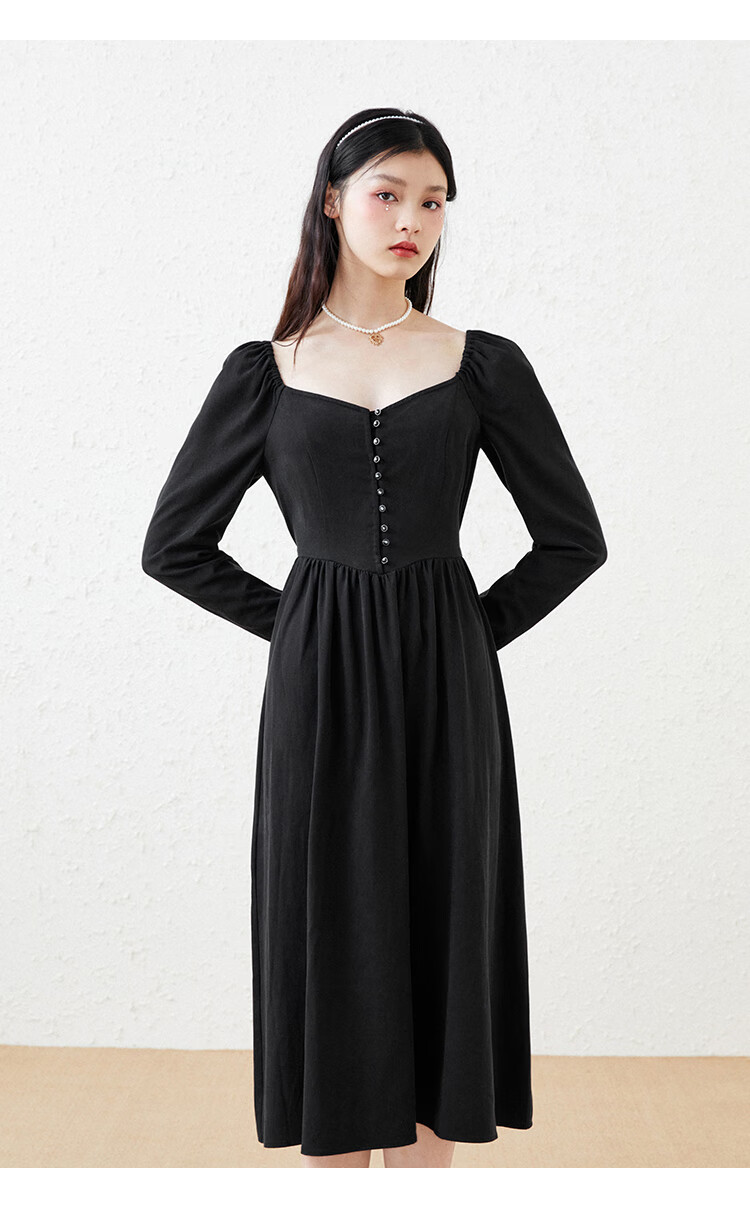 太平鸟黑色方领连衣裙女2020秋季新款长袖收腰法式复古单排扣长裙