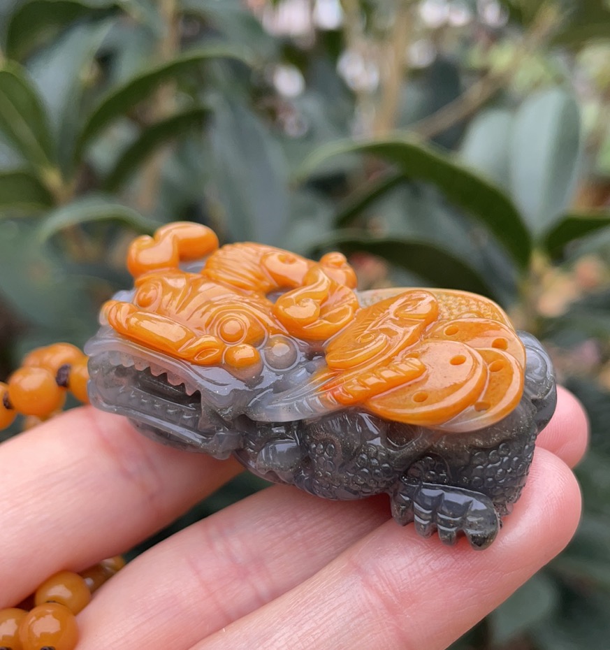 kk宝钰云南天然黄龙玉帝王黄满金沙精雕霸王貔貅吊坠挂件证书