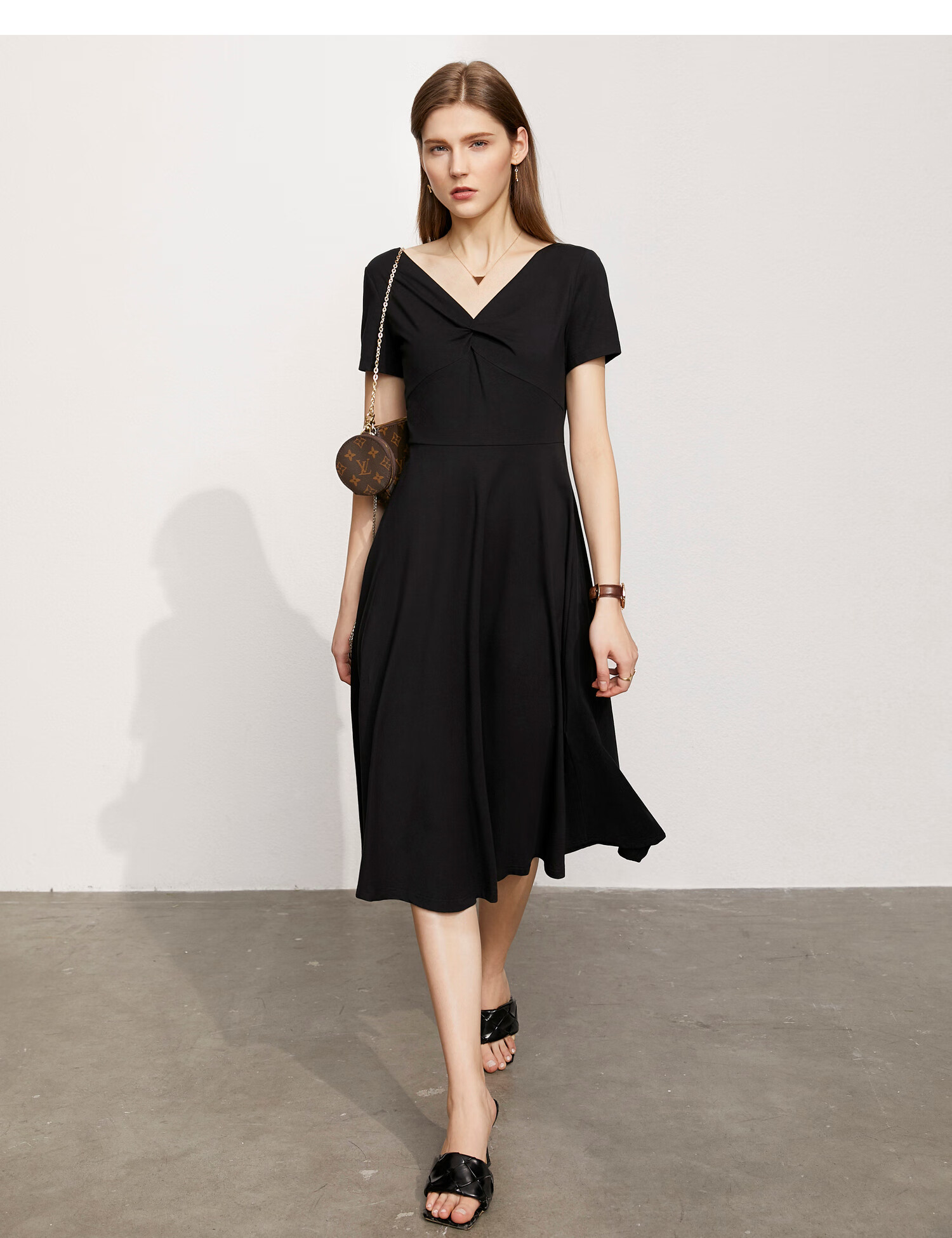 amii极简赫本风小黑裙2021夏季新款v领连衣裙褶皱直筒中长裙 杏黄 160