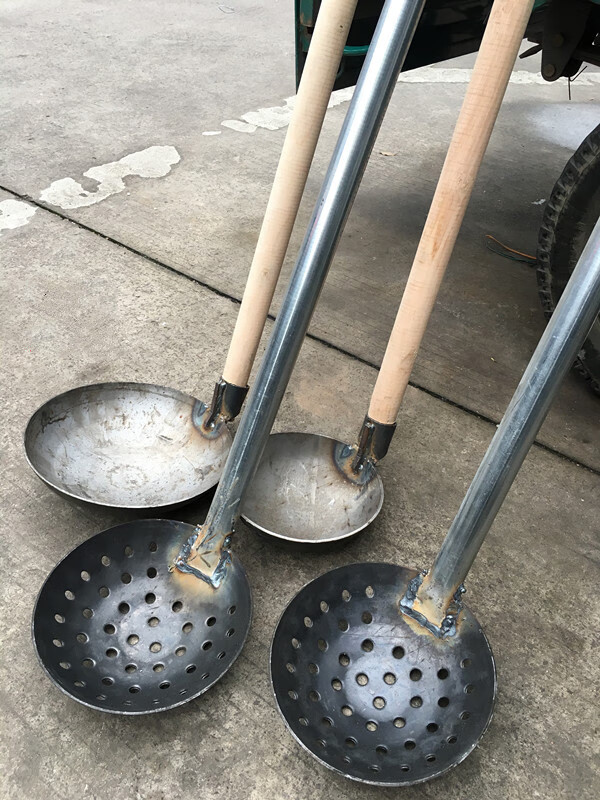 加厚铁勺大漏勺长柄捞渣勺笊篱清理下水道淤泥挖泥土掏粪勺子 直径28