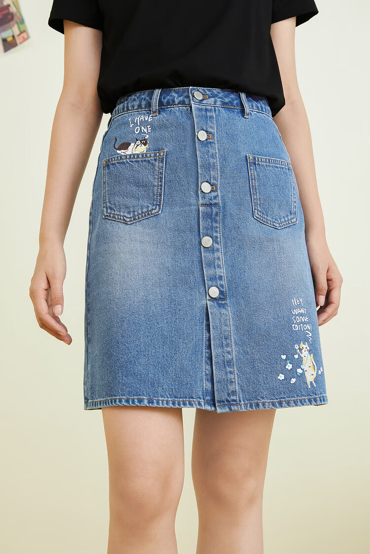 茵曼夏装新款纽扣开襟猫咪绣花英文印花牛仔半身短裙减龄百搭1812153
