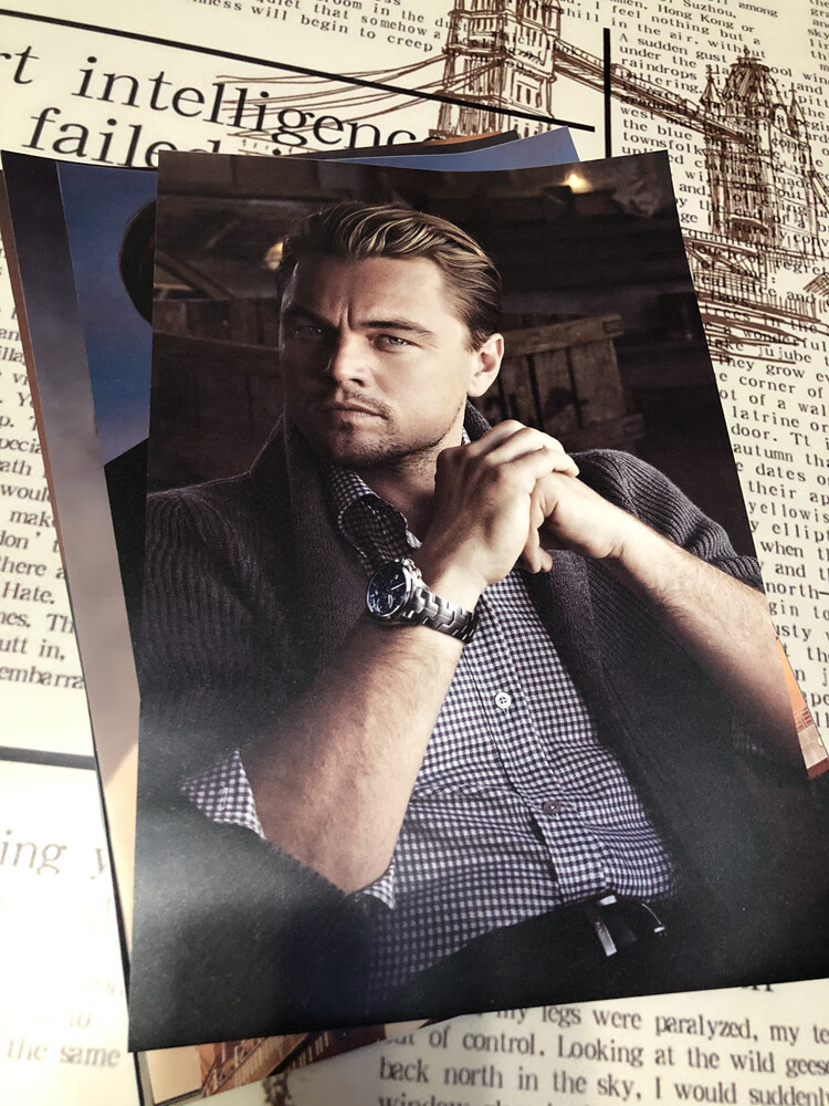 莱昂纳多迪卡普里奥小李子海报学生宿舍酒吧咖啡厅墙贴挂画深灰色20x