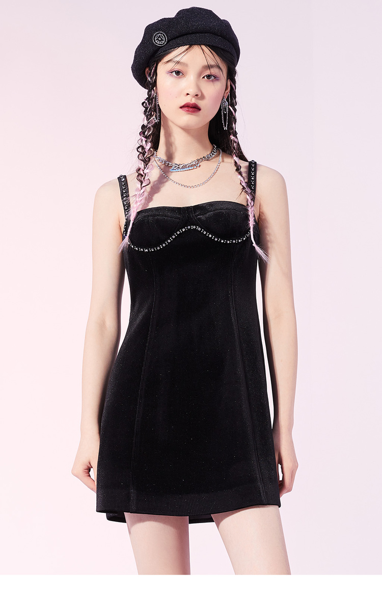 【洛天依联名】太平鸟黑色吊带连衣裙女2020年冬季新款纯欲风裙子