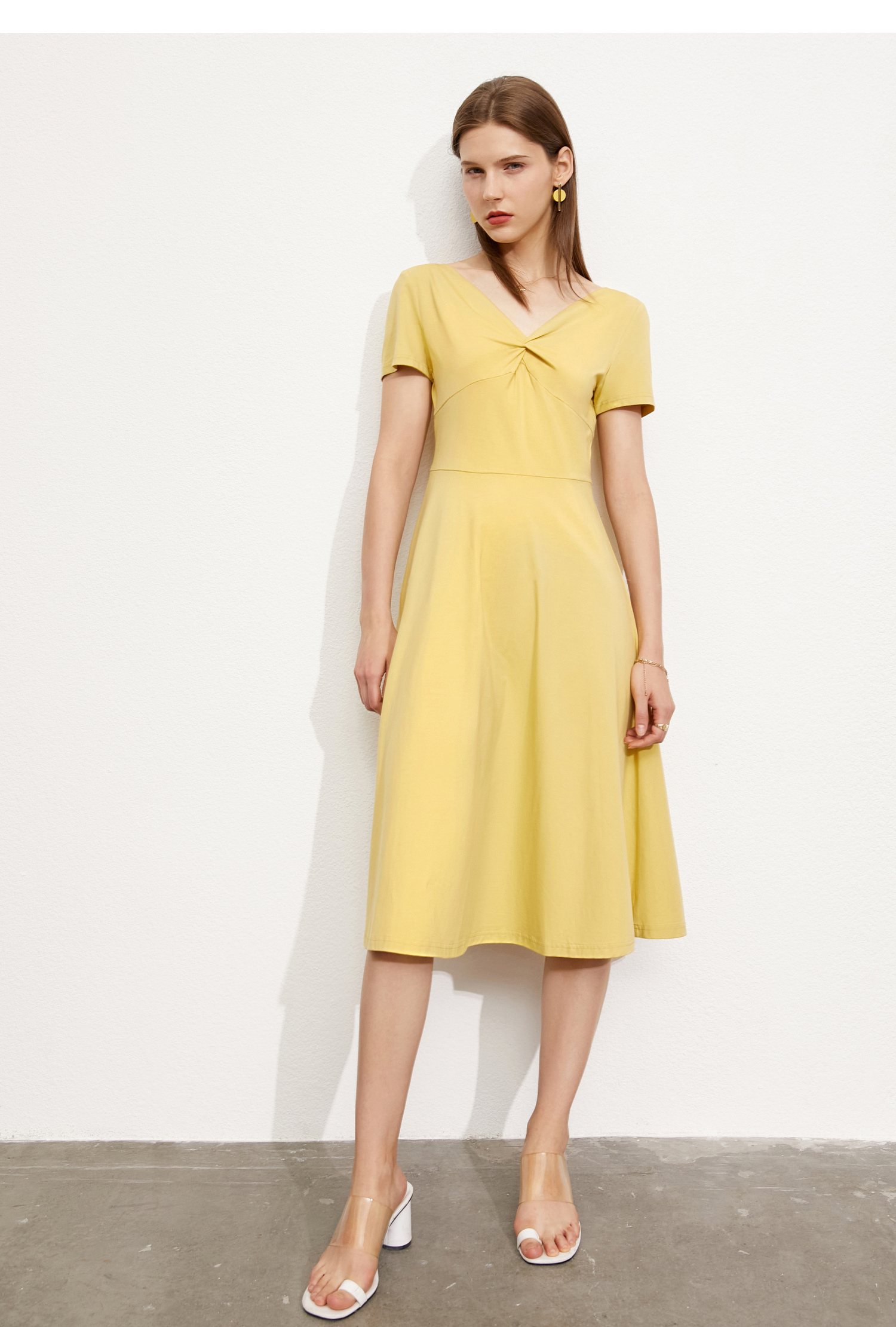 amii极简赫本风小黑裙2021夏季新款v领连衣裙褶皱直筒中长裙 杏黄 160