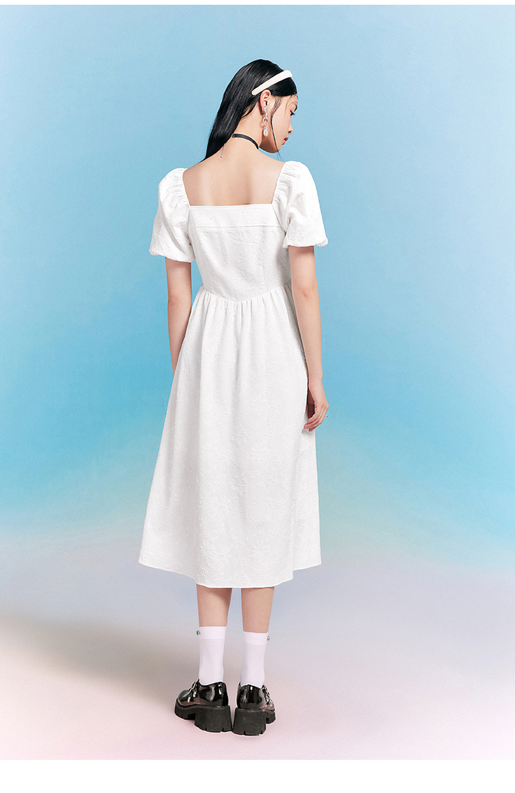 品牌: 太平鸟 商品名称:太平鸟法式复古白色方领连衣裙女2021夏季新款