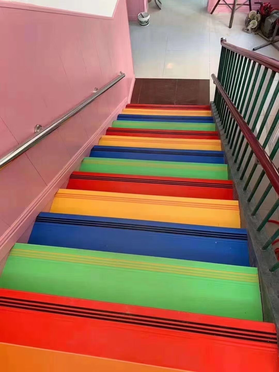 美伊喏 楼梯踏步防滑垫条幼儿园台阶饭店地胶整体塑胶楼梯踏步板 灰