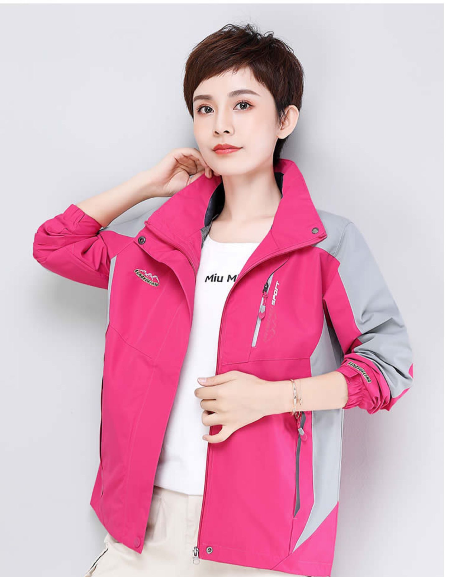 户外冲锋衣女单层薄款中年登山服妈妈装外套大码中老年200斤品牌特价