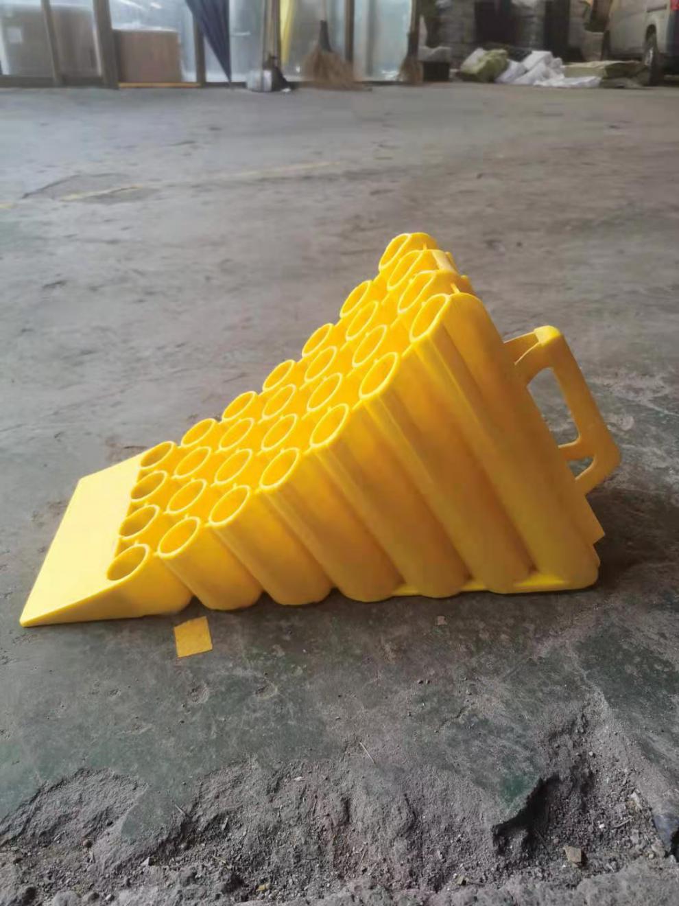 qefh止退器大货车油罐车停车场车轮定位三角木环保pvc塑料防倒退止滑 