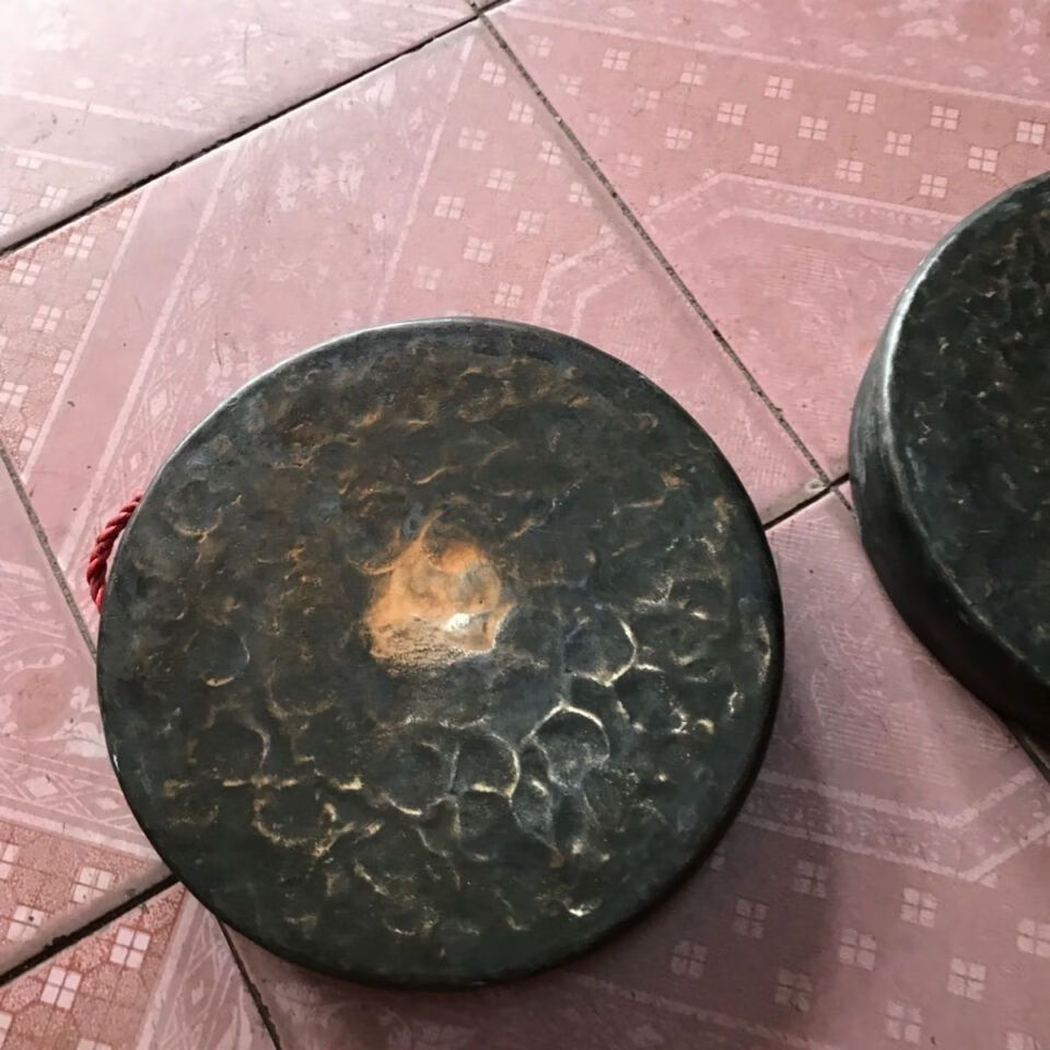 由于所有青铜锣都是百年老工艺,纯手工打造,有锤迹(锤印),青铜锣直径
