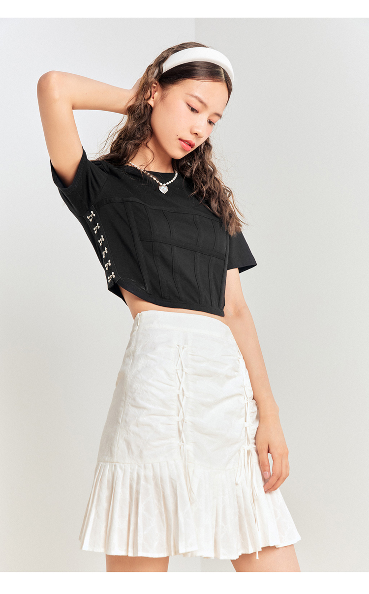 太平鸟复古鱼骨短打上衣女2021夏季新款黑白色不规则修身t恤女潮 白色