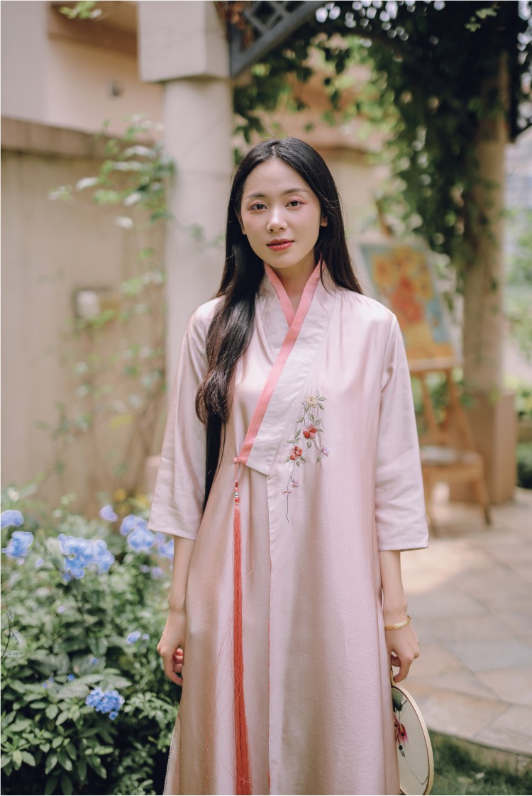 知笔墨2021夏季新品交襟领长款汉服连衣裙改良刺绣中式民族风优雅袍子