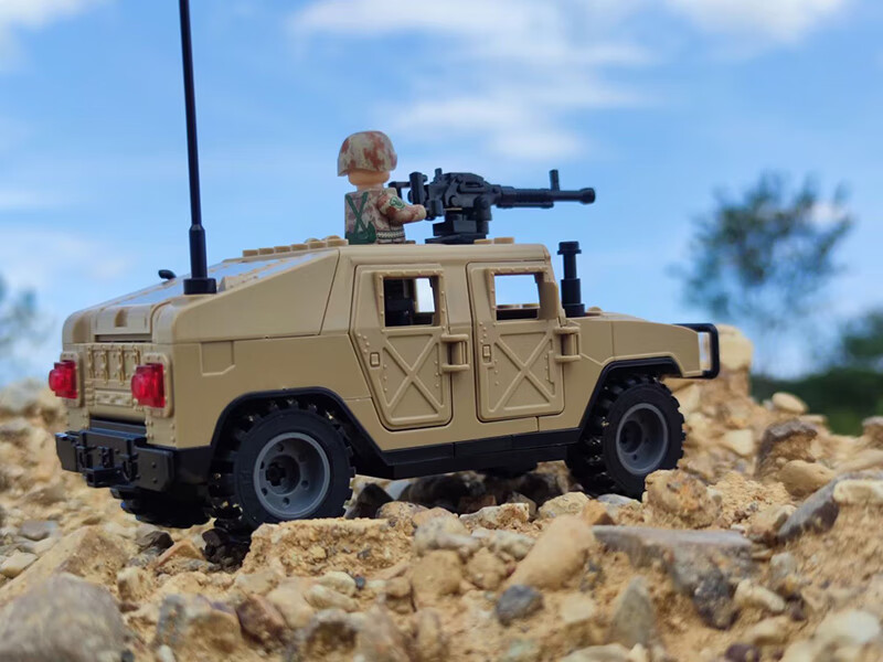 迷铭乐兼容军事积木悍马越野车美军特种兵拼装小颗粒男生拼插模型海军