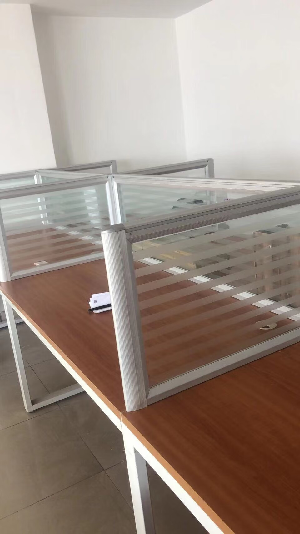 办公桌挡板屏风隔断 办公桌面屏风挡板桌子防掉落围挡铝合金防飞沫