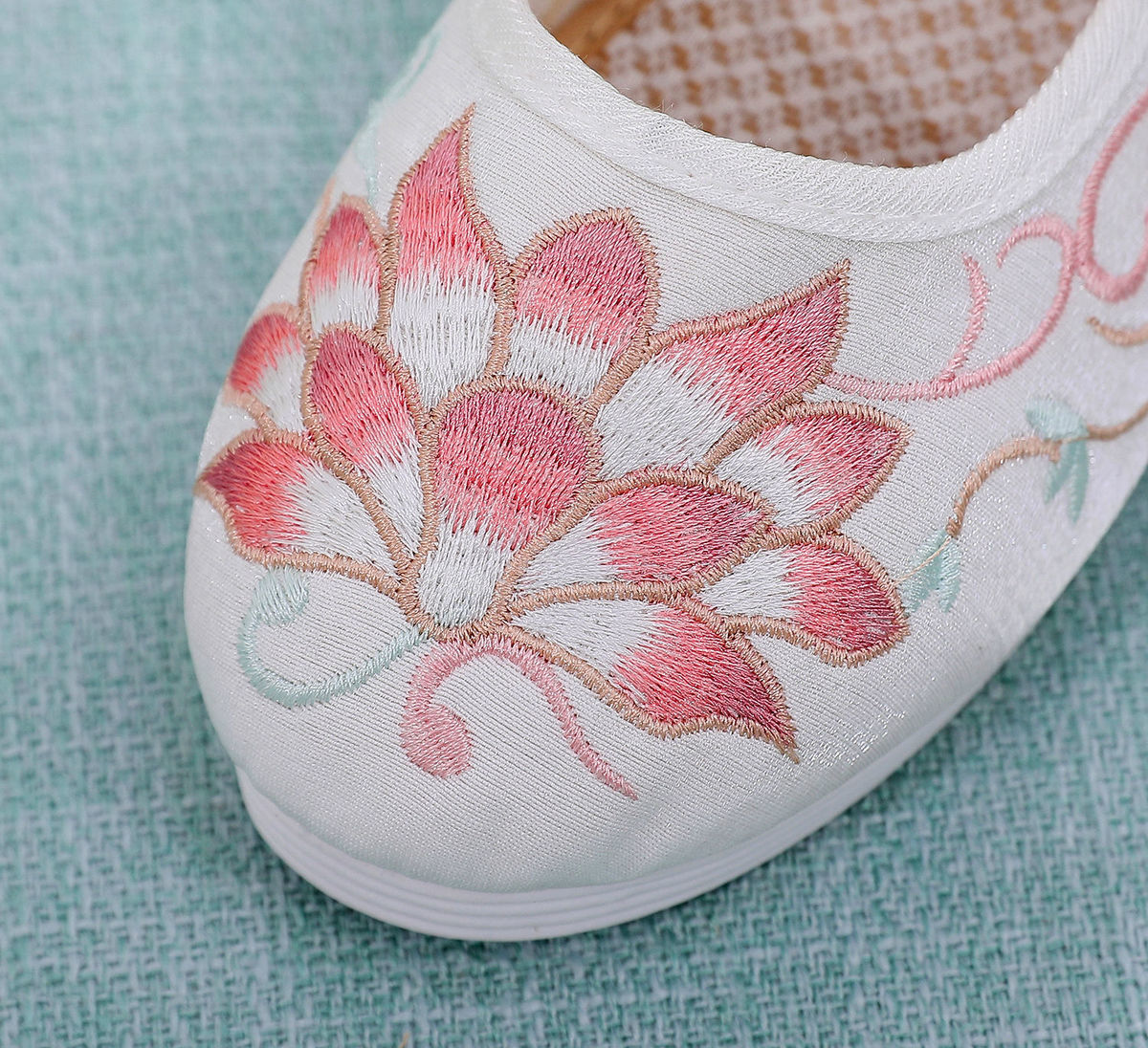 年春季闭合方式:套脚鞋头款式:尖头风格:复古风流行元素:绣花鞋底材质