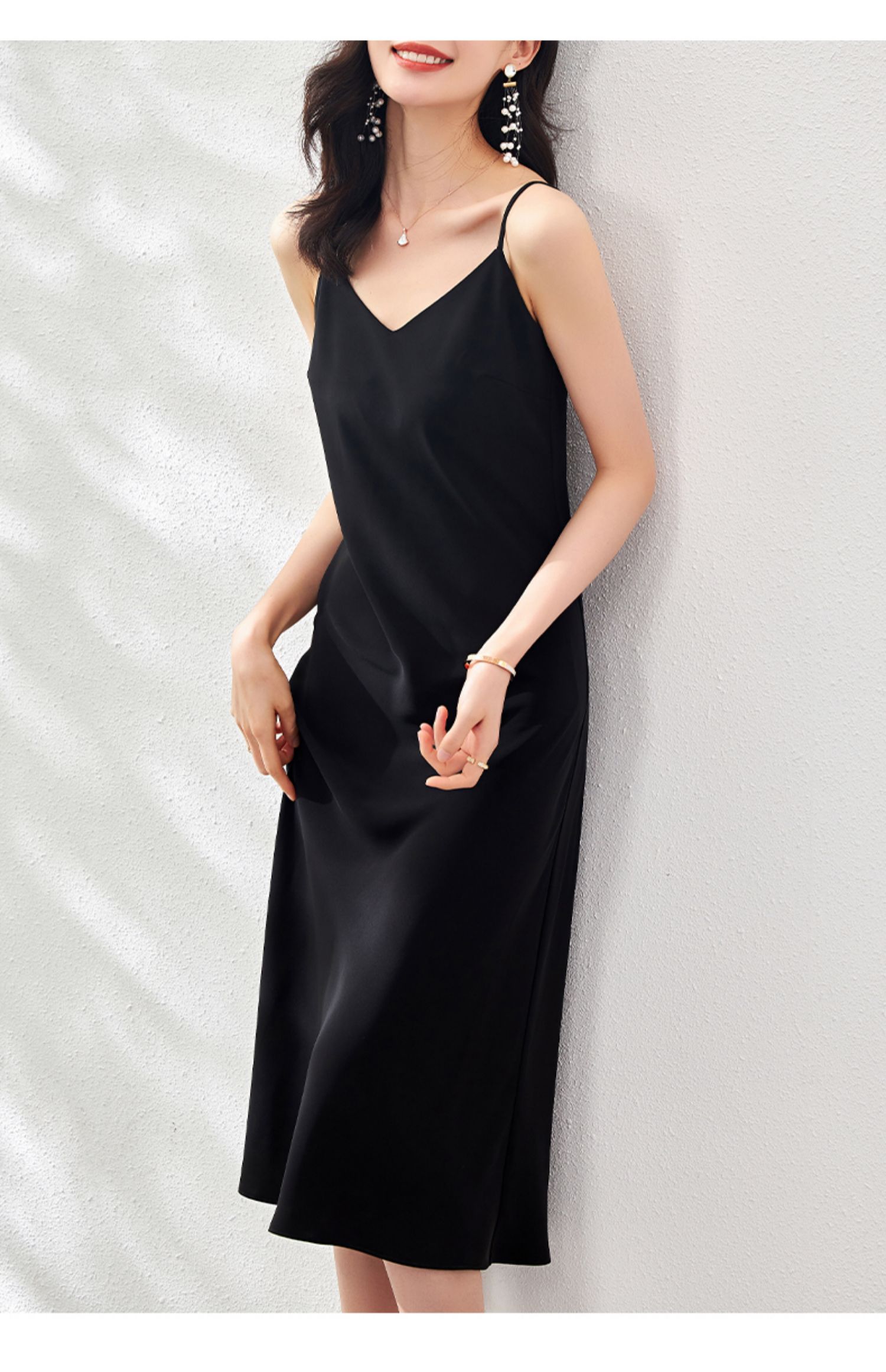 夏季新品osa欧莎夏季22年新款黑色吊带缎面连衣裙女外穿显瘦长裙v领