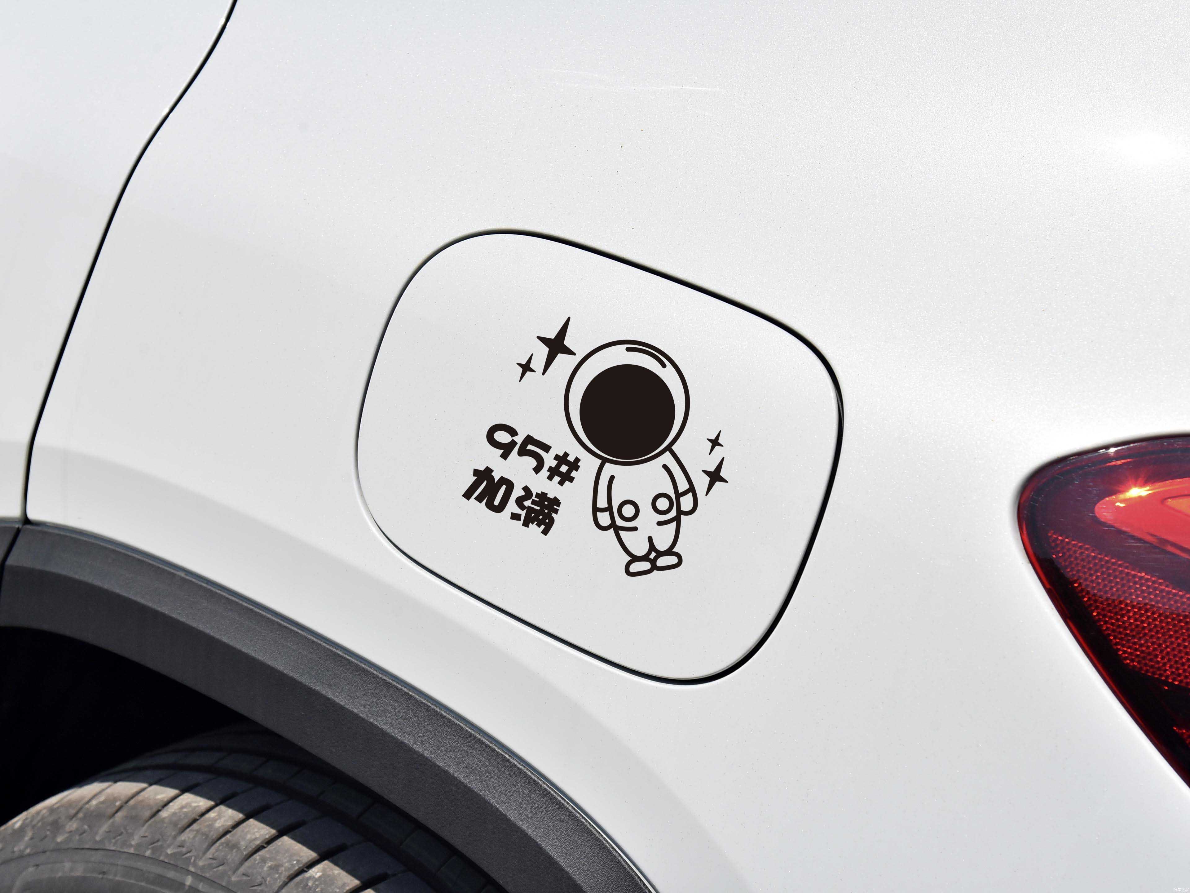 个性汽车贴纸 创意油箱盖车贴 卡通宇航员加油贴 镂空宇航员95#-黑色