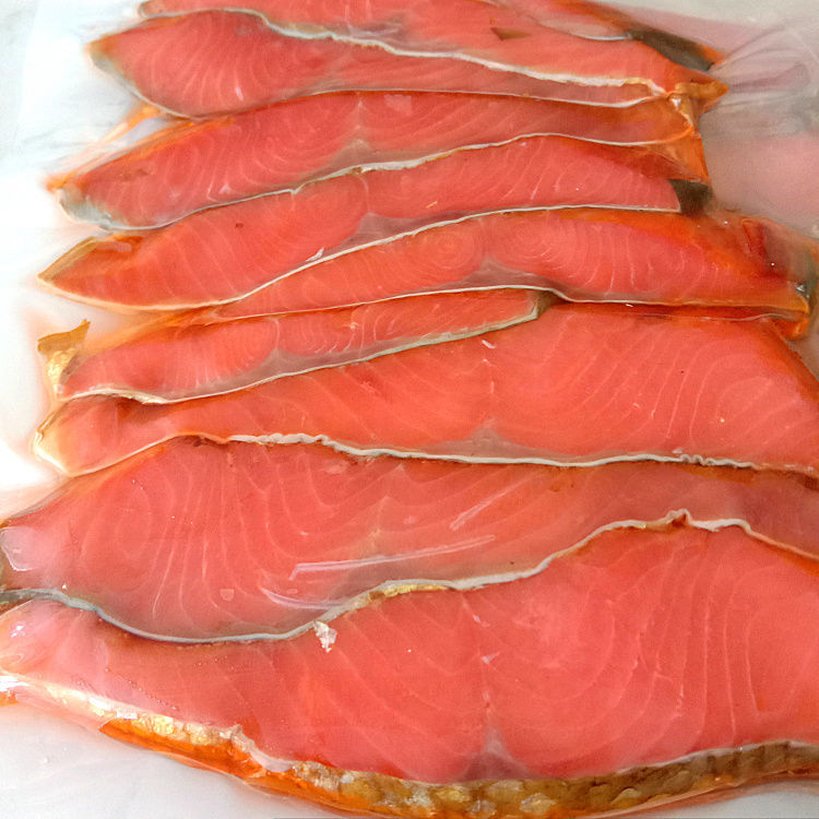 俄罗斯风味熏鱼片大马哈鱼切片腌制俄式烟熏鱼肉下酒菜200g粉马哈鱼片