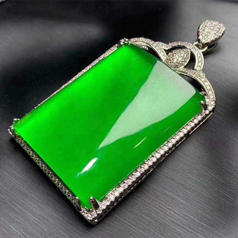 高冰美帝王绿18k镶嵌【无事牌】冰透雕工精致裸石尺寸40*32mm【图片