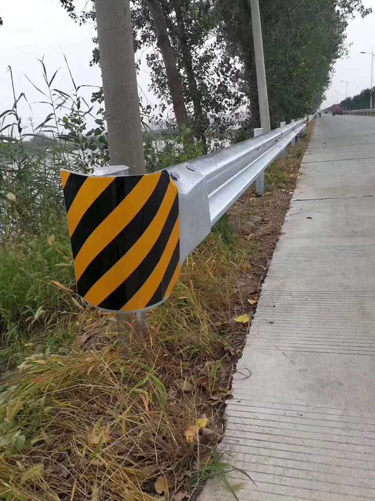 高速公路波形护栏端头反光膜 弯头反光膜 桥梁护栏板端头防撞警示 红