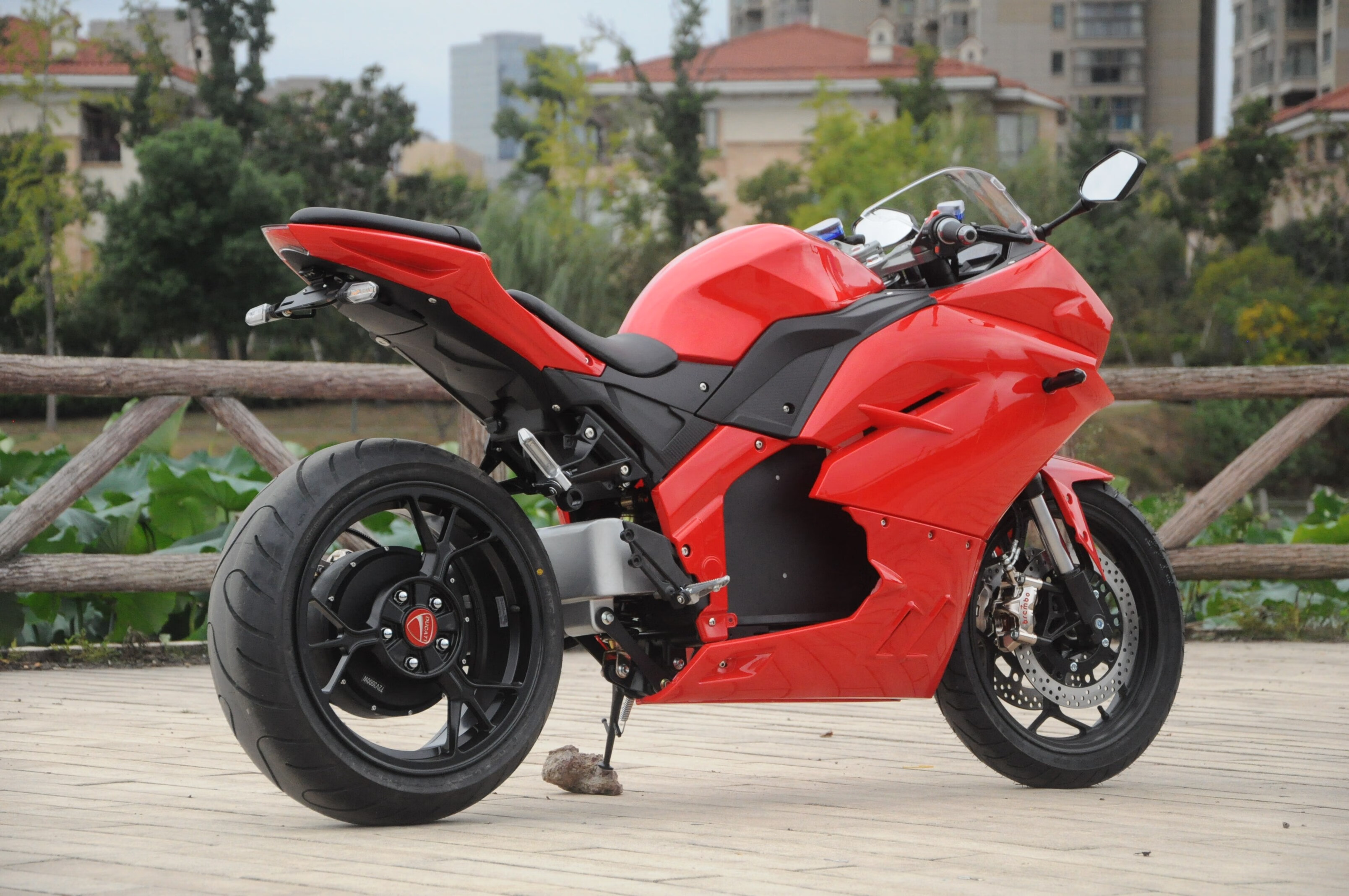 雅迪爱玛同款杜卡迪款电动摩托车72v跑车大型趴赛高速电瓶街车油改电